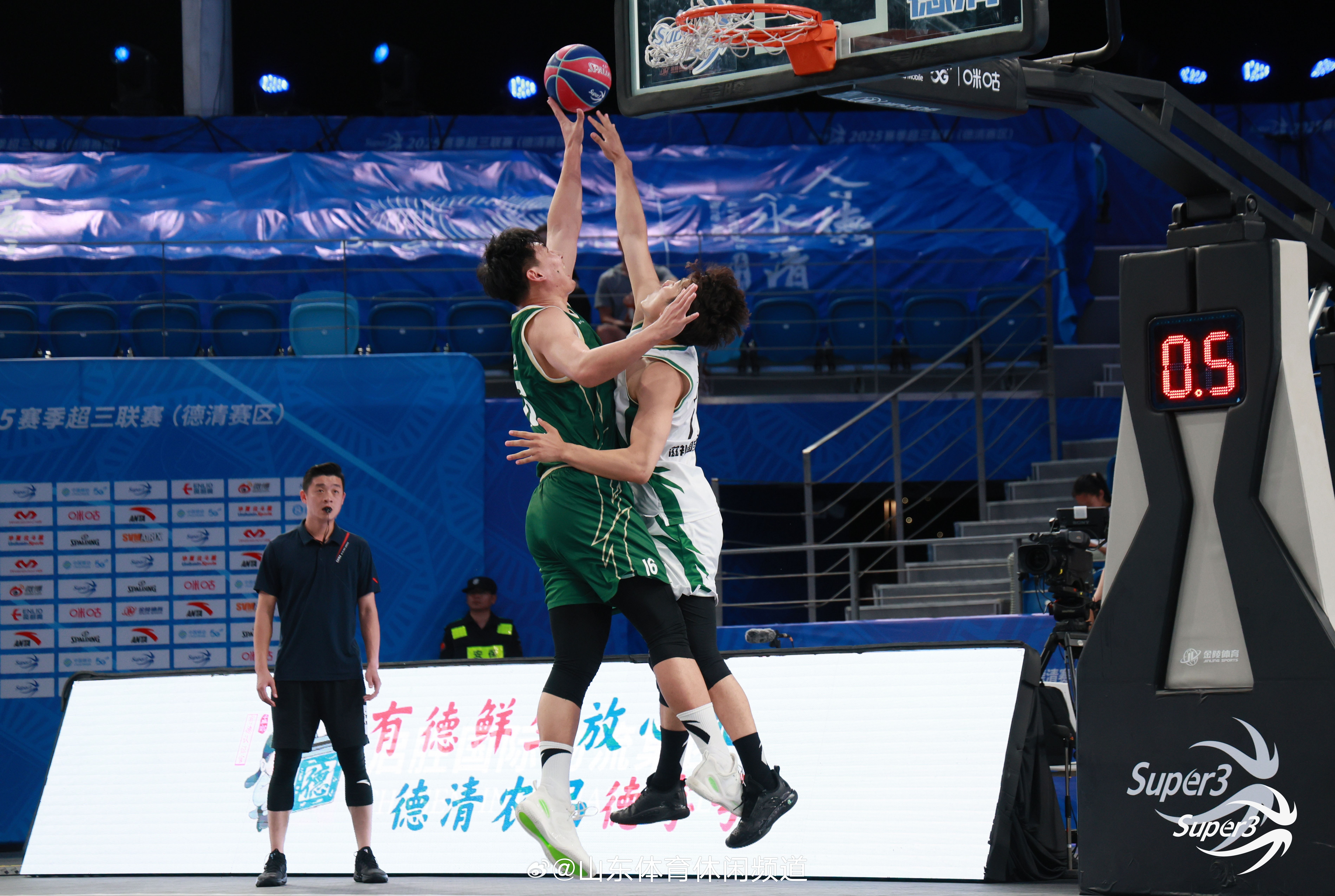 今晨突围战来临;山东男篮围绕法甲门线救险;赛场秩序良好;赛程密集仍需轮换 今晨突围战来临;山东男篮围绕法甲门线救险;赛场秩序良好;赛程密集仍需轮换